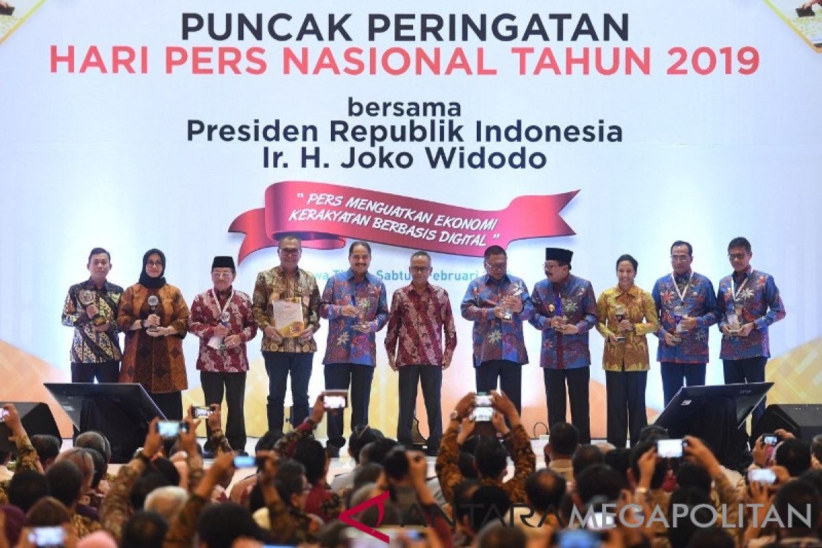 Rini Soemarno terima penghargaan menteri peduli pers