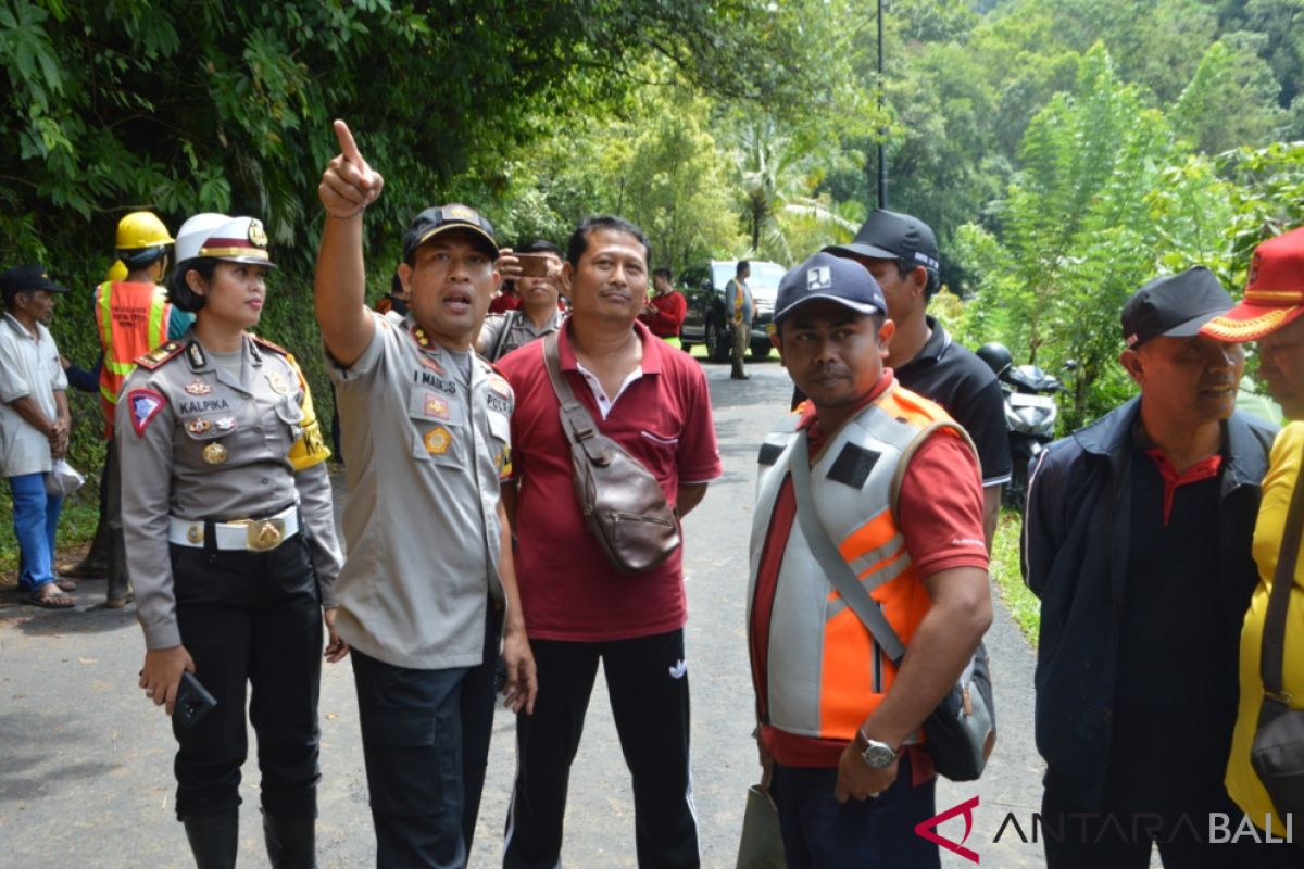 Kapolres Tabanan pantau situasi tanah longsor di Pupuan