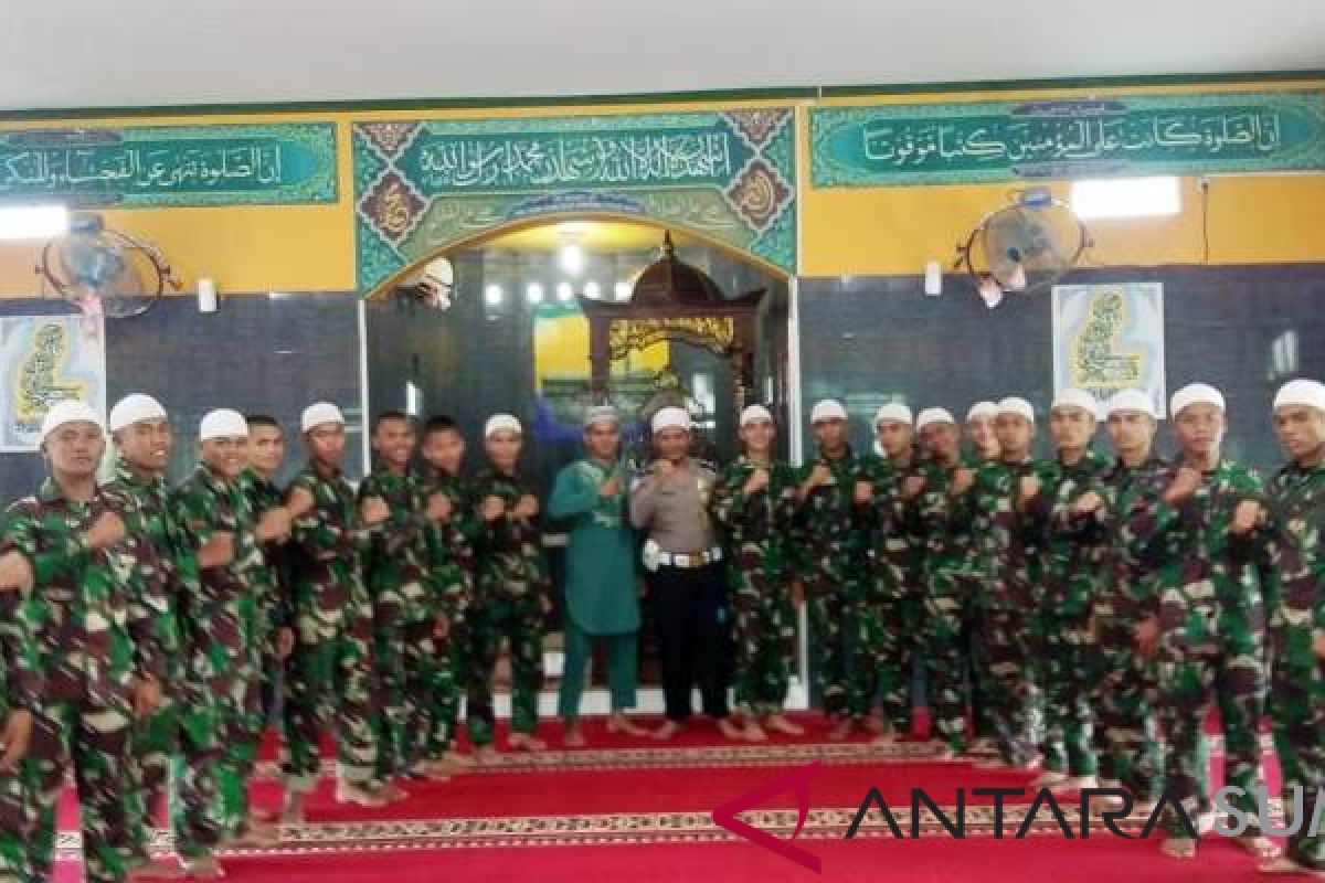 Personel Polres Tapsel khutbah di Masjid Batalyon 123/RW