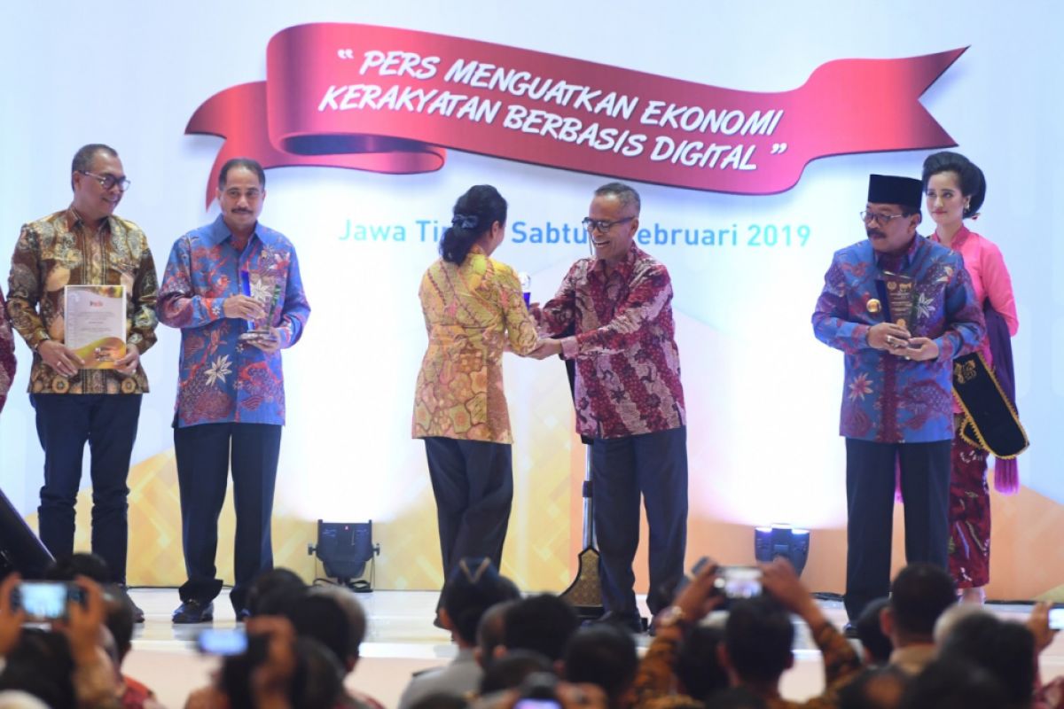 Rini Soemarno Terima Penghargaan Menteri Peduli Pers