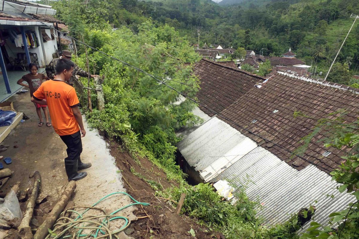 Tanah Longsor Menimpa Tiga Rumah Warga  di Jember (Video)