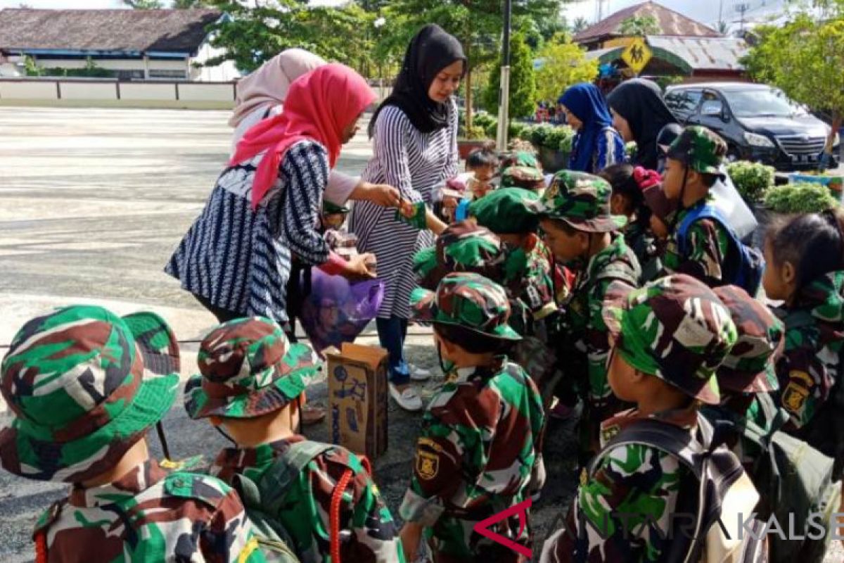 Mengenal alam anak TK Kartika Kodim Kandangan rekreasi ke Taman Palindangan