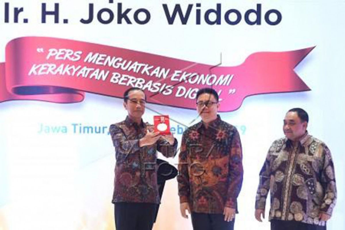 Presiden Jokowi terima medali kemerdekaan pers pada puncak HPN 2019