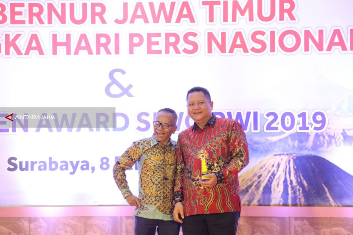 Wawali Surabaya Bersyukur Raih Golden Award SIWO PWI 2019