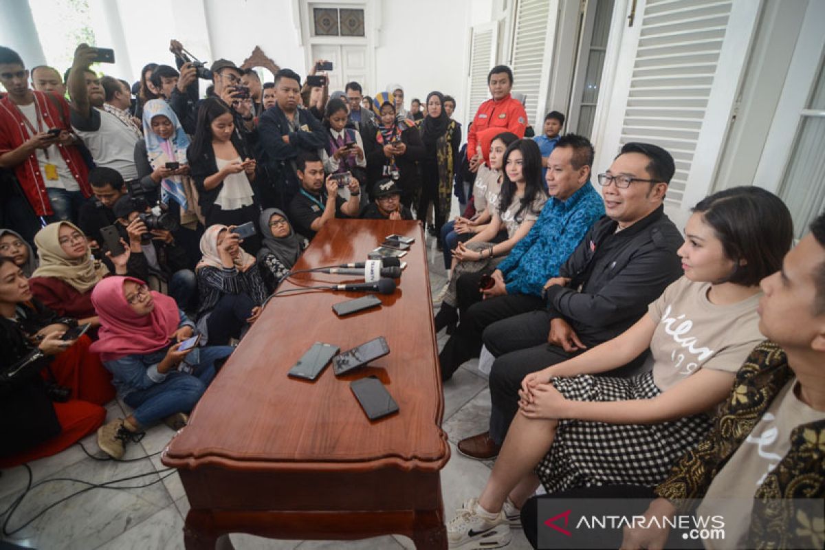 Ridwan Kamil terima pemain dan kru film "Dilan 1991"