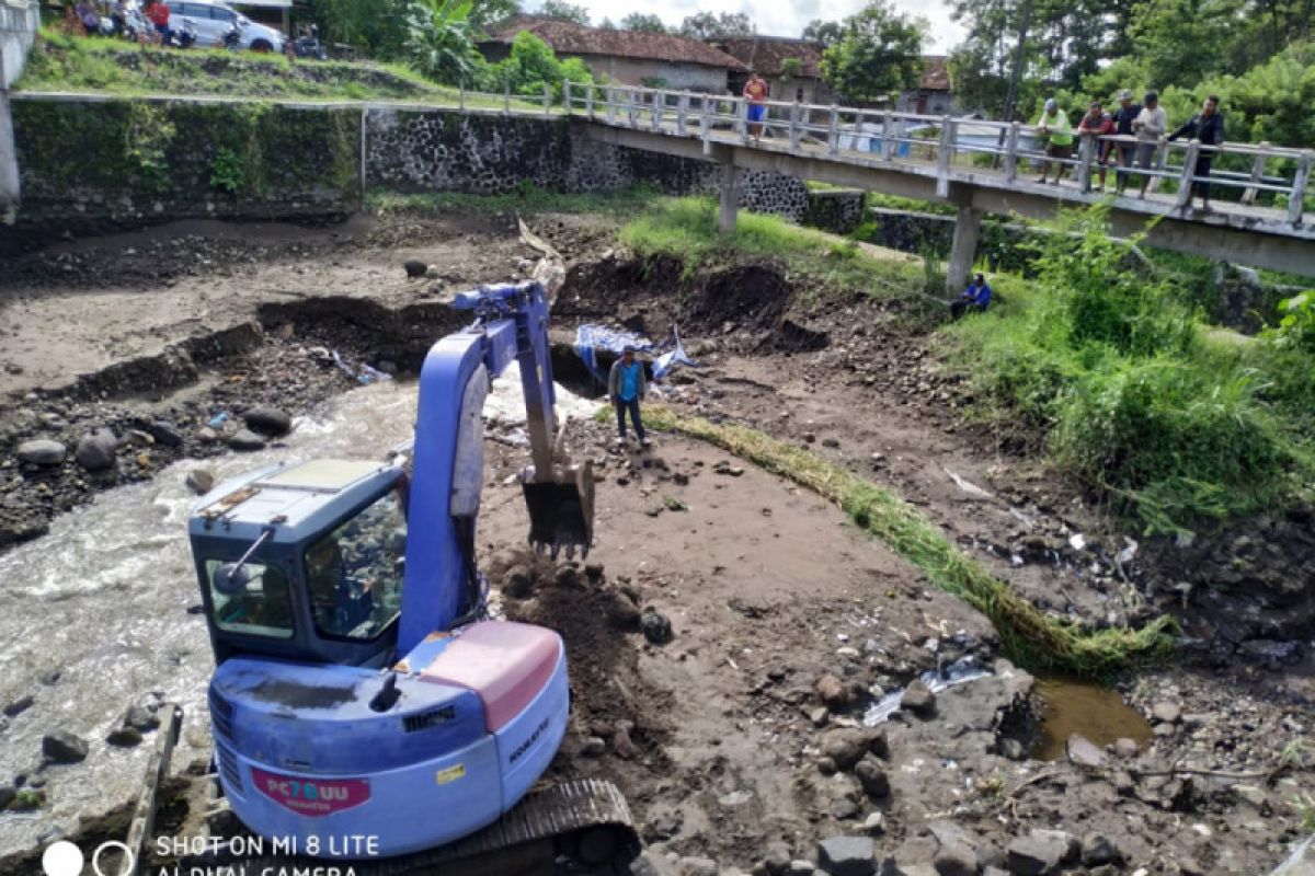 Lubang besar muncul di tengah Sungai Kuning