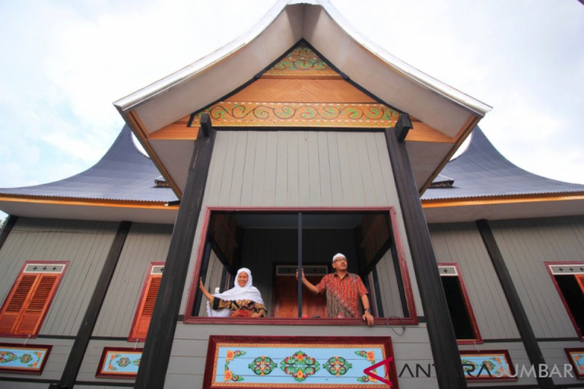 Menjaga eksistensi kaum dan adat melalui revitalisasi rumah gadang