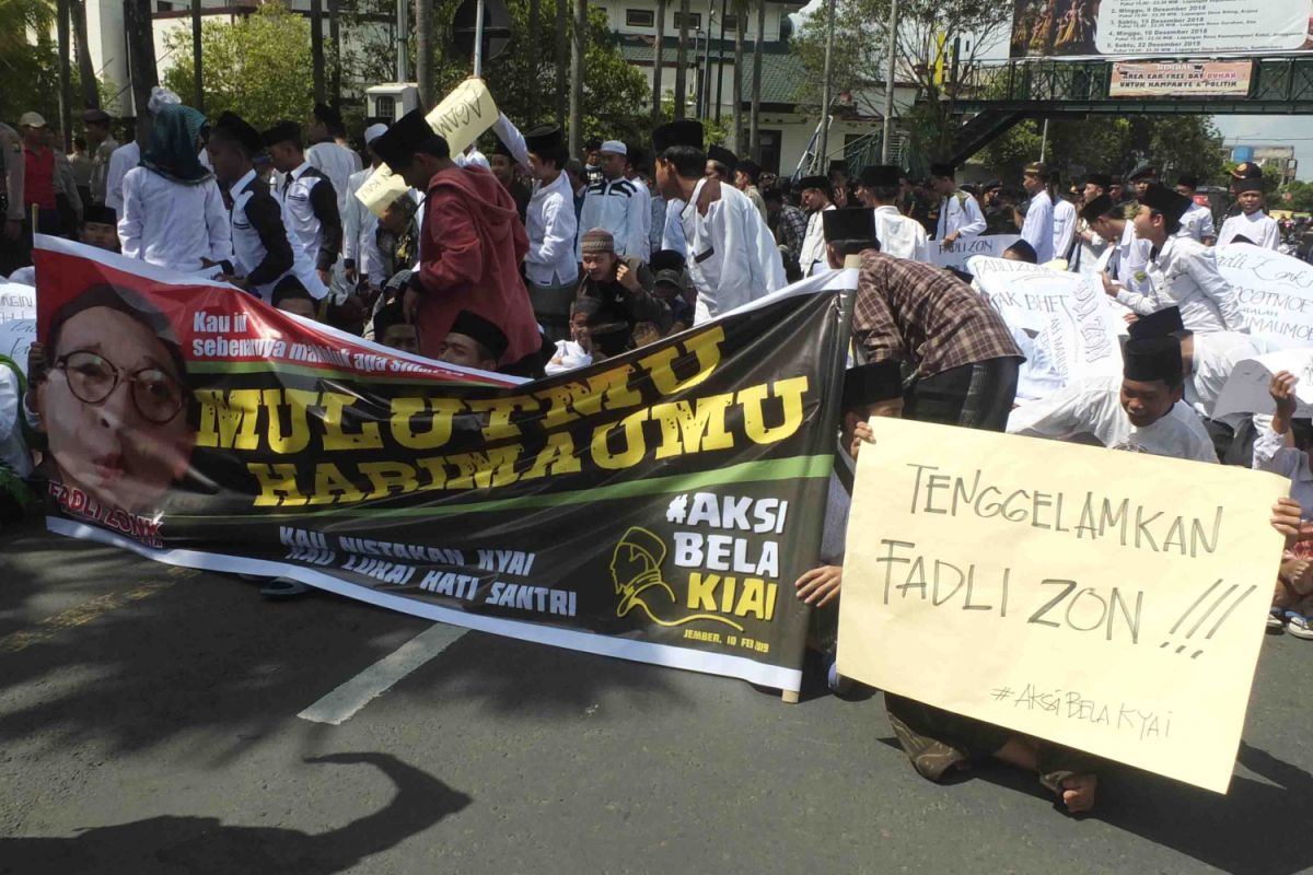 Aliansi Santri Bela Kiai Jember Tuntut Fadli Zon Minta Maaf