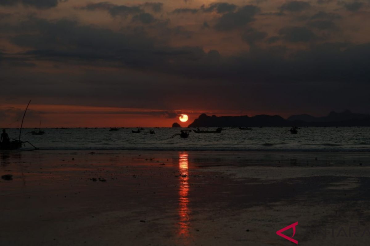 Matahari terbenam di Pantai Selong Belanak