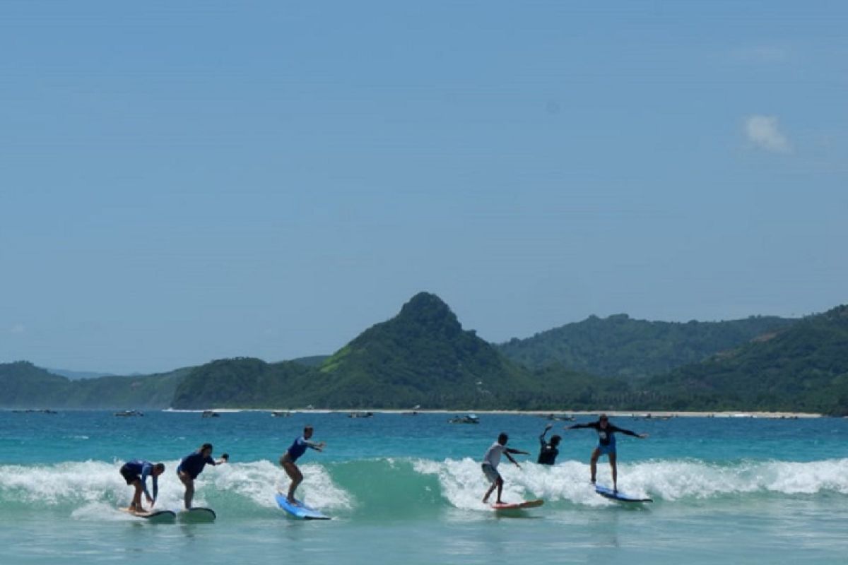 Tertarikkah bersurfing di Pantai Selong Belanak?