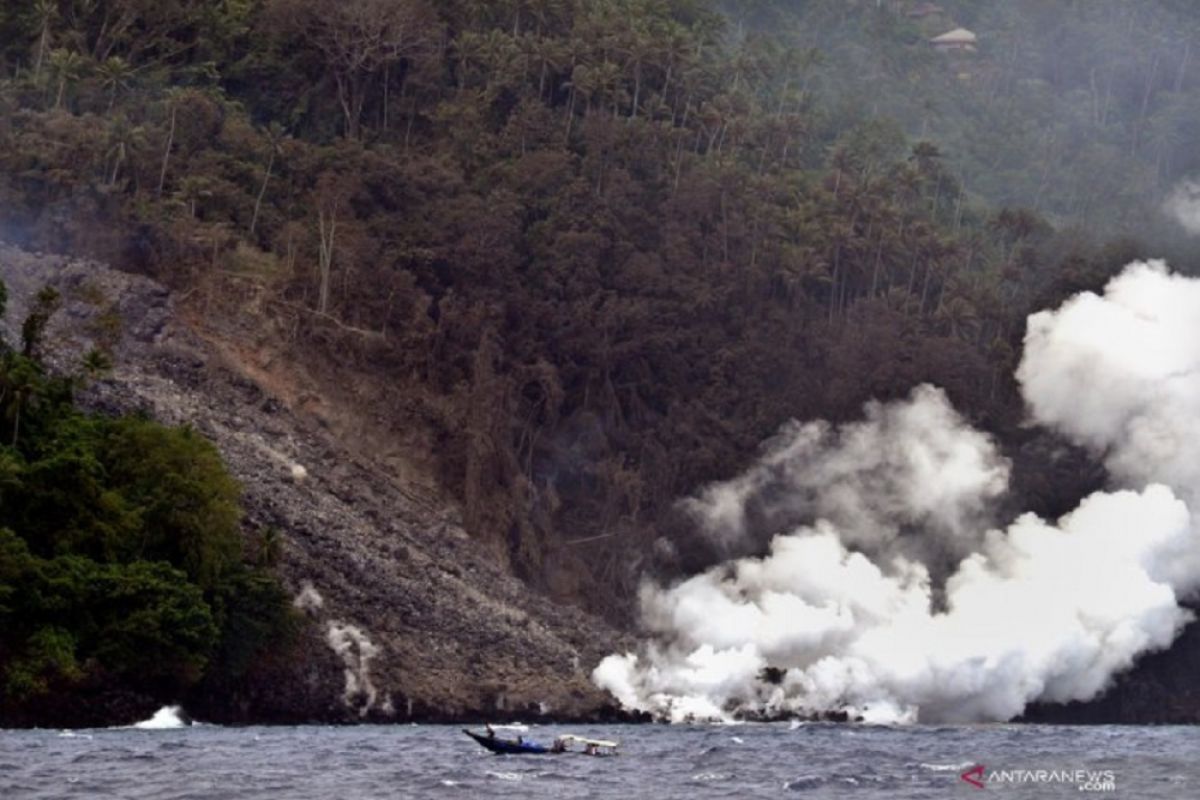 Logistik dikirim via laut akibat Gunung Karangetang meletus