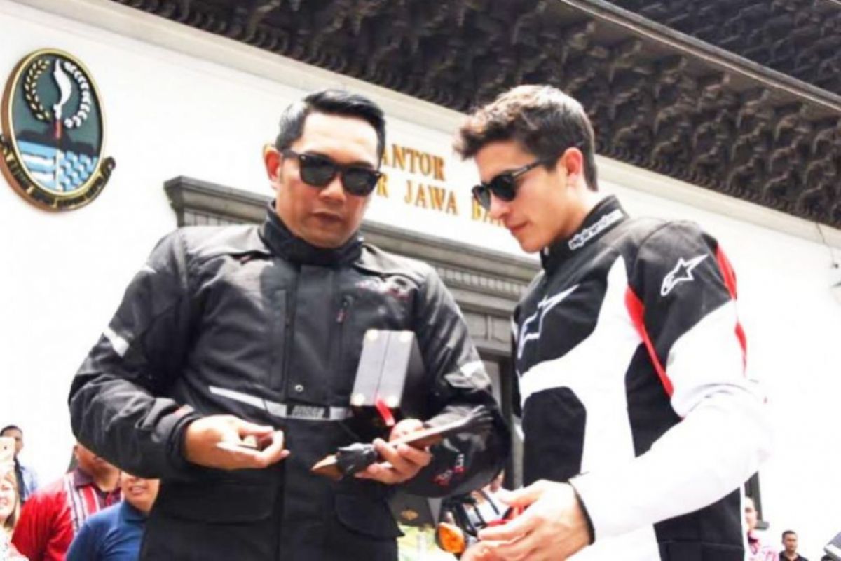 Marc Marquez diberi senjata Kujang oleh Gubernur Ridwan Kamil