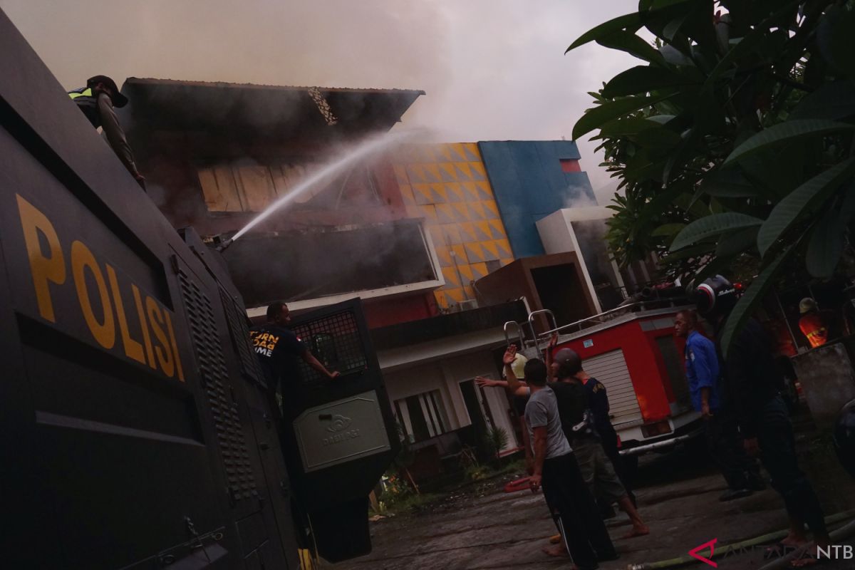 New Surya Cafe Senggigi dilalap si jago merah