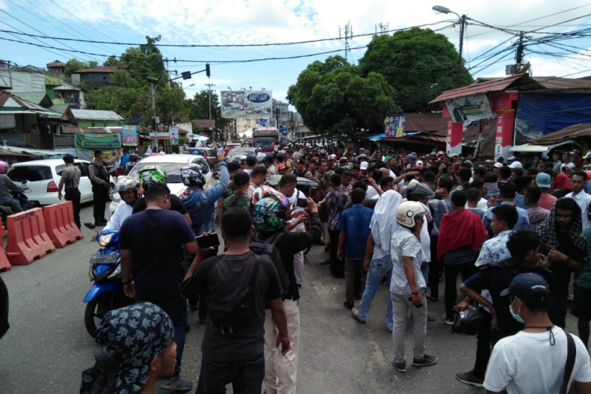 Polisi bubarkan aksi demo barikade jalan