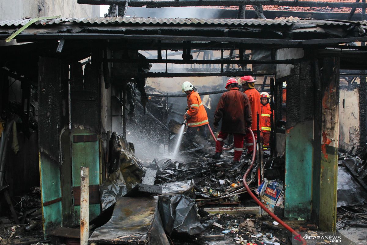 Pasar Kilometer di kawasan Tanjung Perak Surabaya terbakar