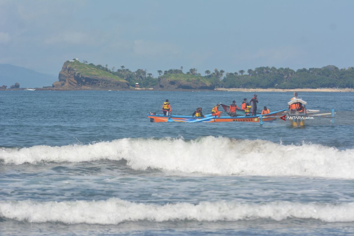 SAR cari tiga wisatawan hilang terseret ombak di Pancer Dor Pacitan