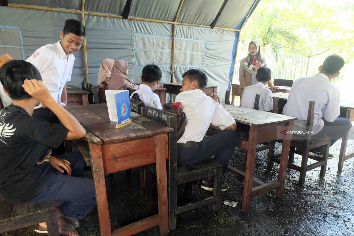 Ruang Kelas Ambruk, Siswa MTS Fathur Rahman Jember Belajar di Tenda Darurat BPBD (Video)