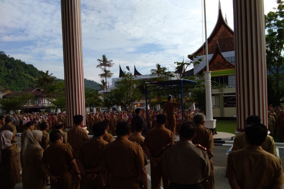 Bupati Pesisir Selatan pisahkan pejabat dan pegawai saat apel gabungan