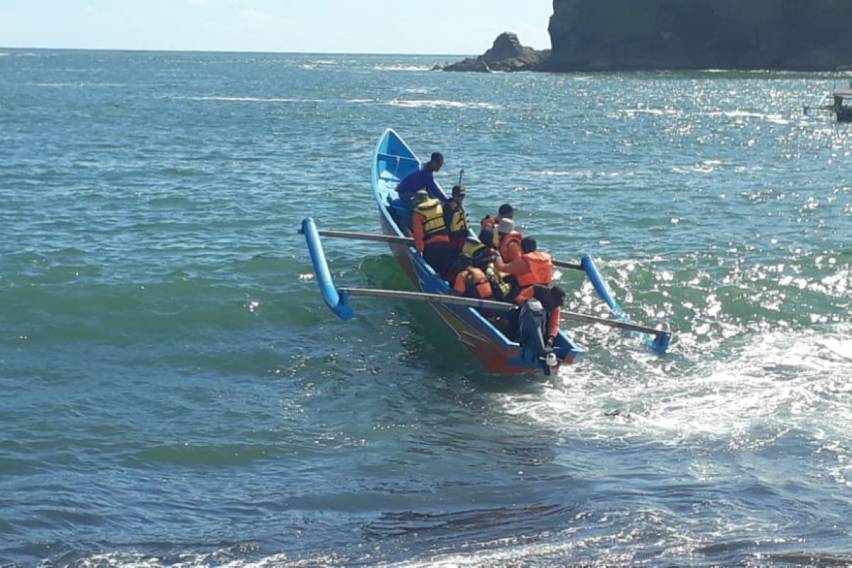 Wisatawan Terseret Ombak Pantai Payangan Jember Belum Ditemukan