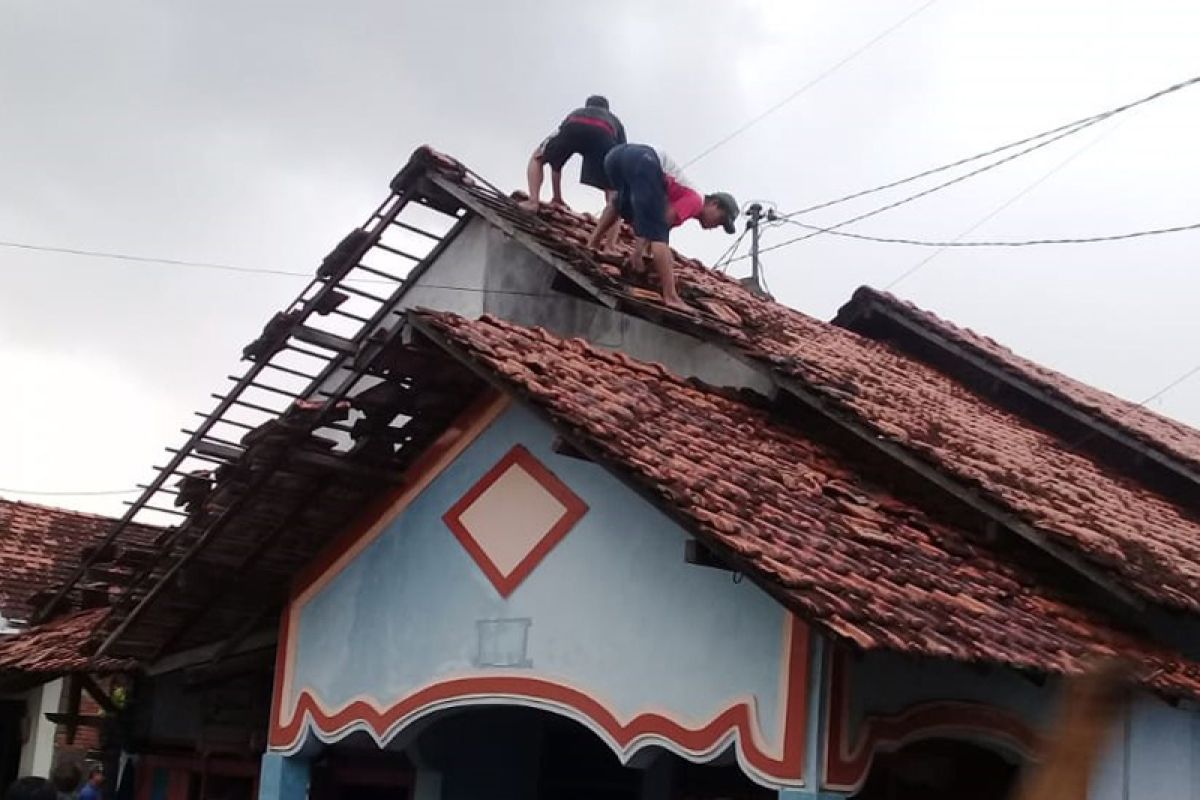 Puluhan rumah di Kudus rusak diterjang angin kencang