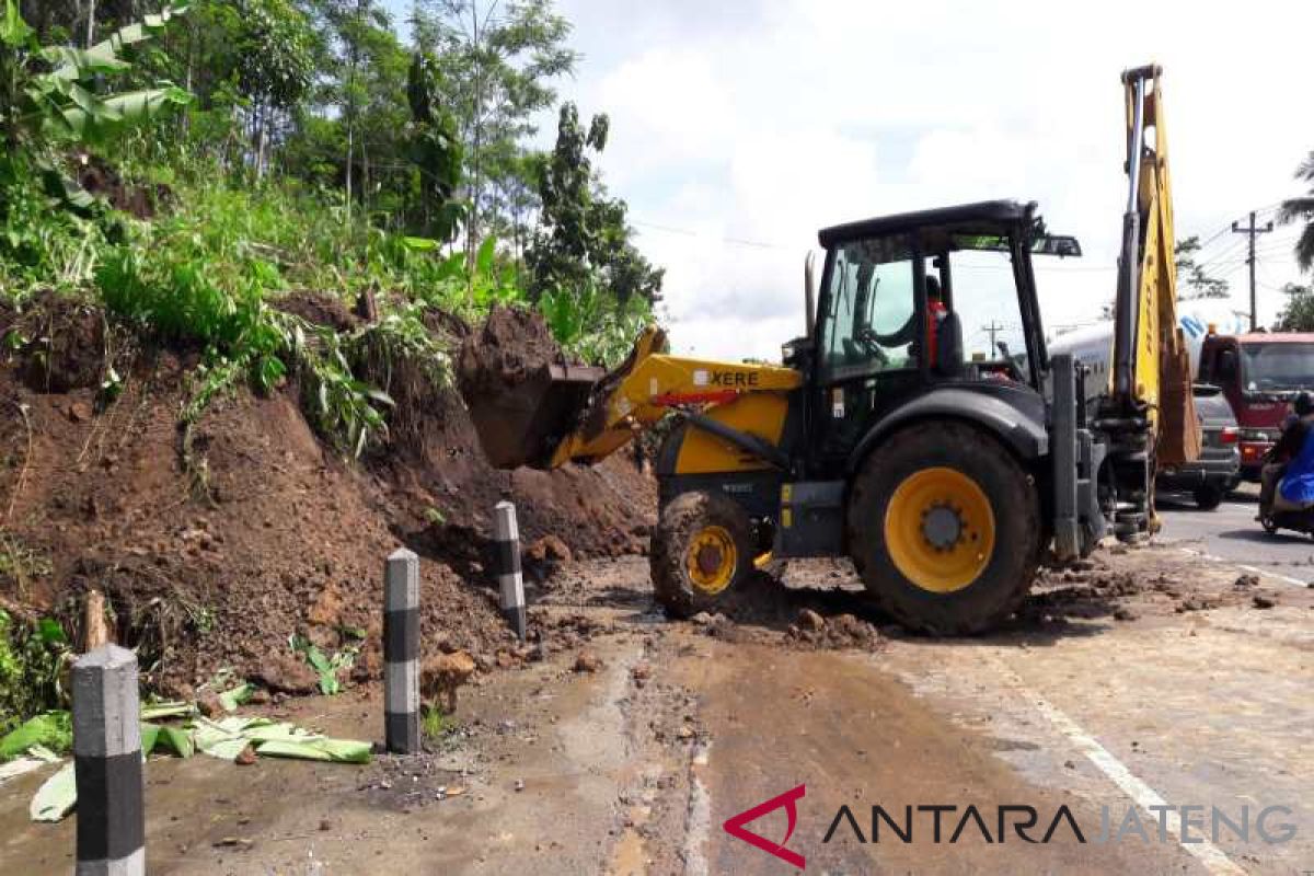 Alat berat tangani tebing longsor Jalan Magelang-Semarang