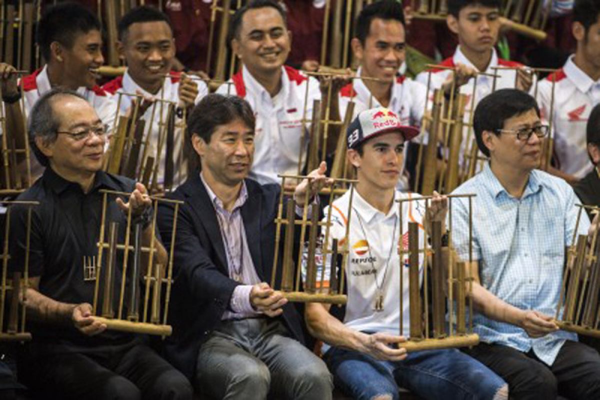 Marquez goyang "Despacito" diiringi musik angklung