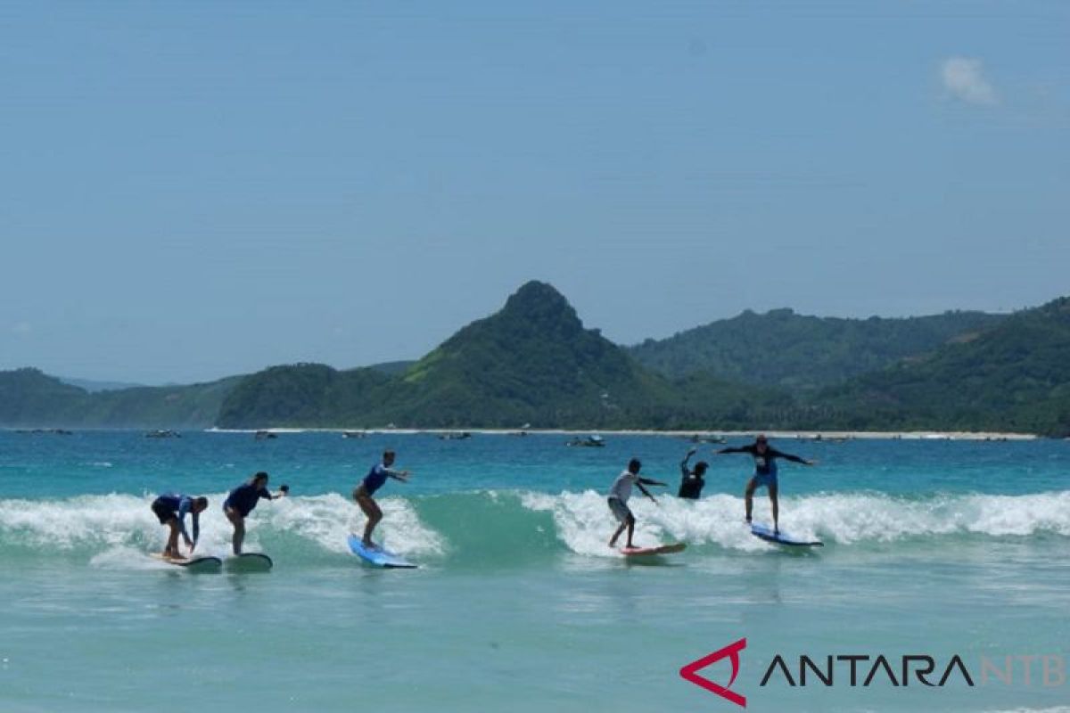 Tertarik bersurfing di Pantai Selong Belanak ?