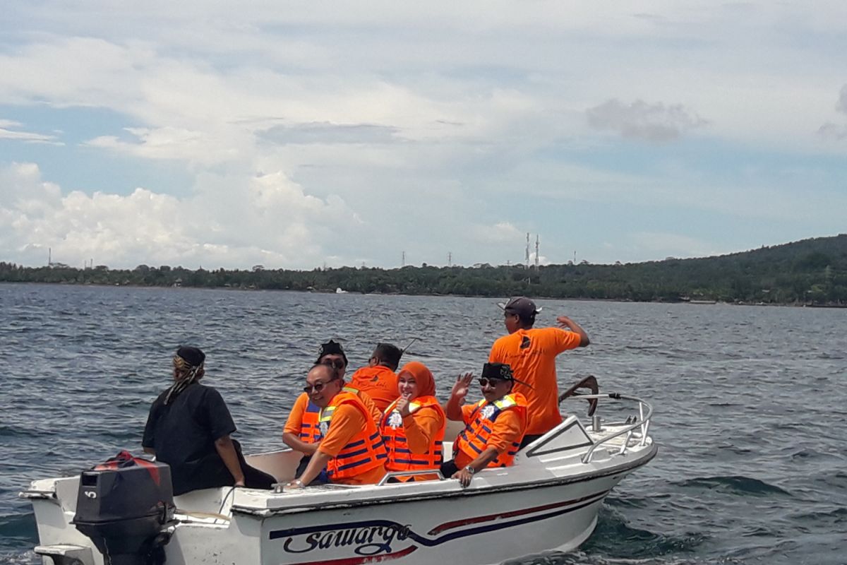 Menpar Naik Perahu Keliling Pantai Carita Ramaikan Jambore Pokdarwis