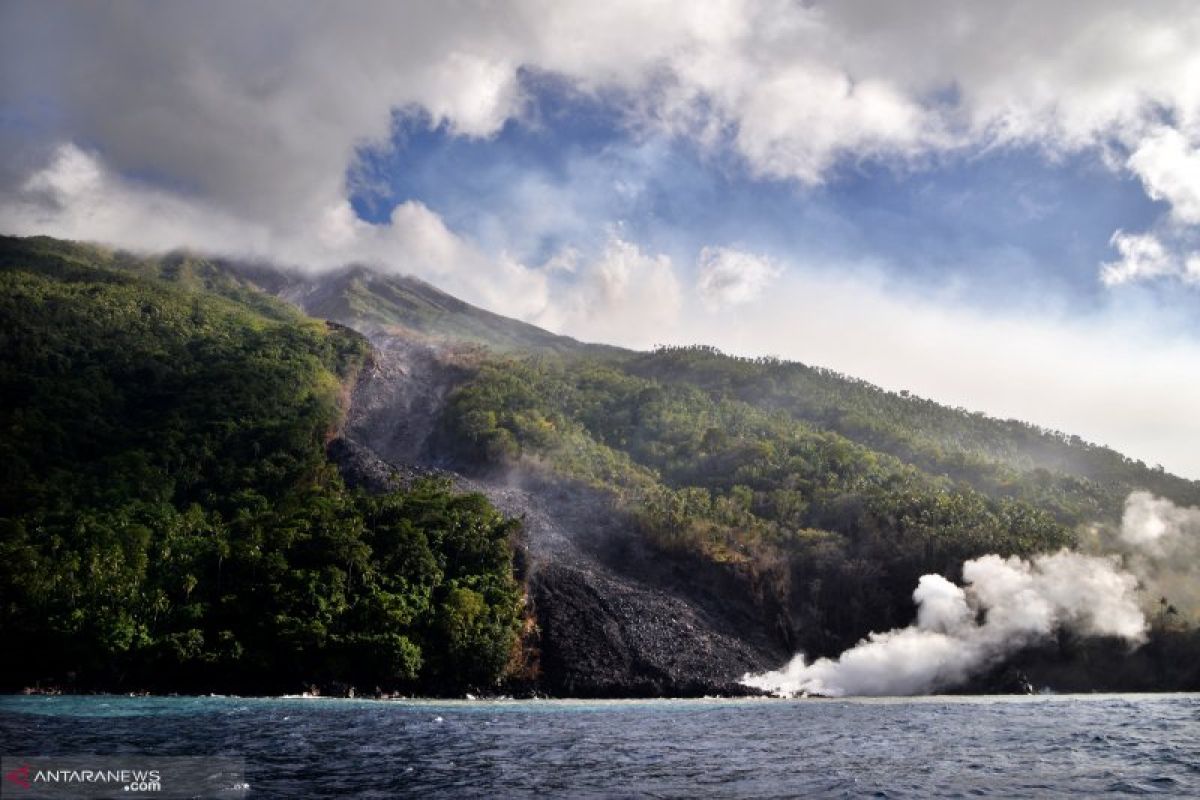 Gunung Karangetang masih luncurkan lava ke arah Kali Pangi