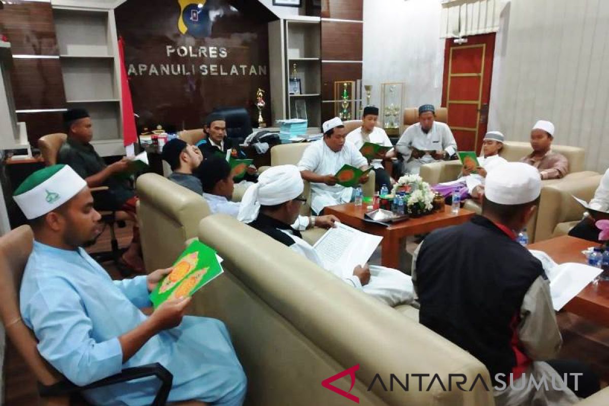 Lantunan ayat suci Al Quran bergema di ruang kerja Kapolres Tapsel