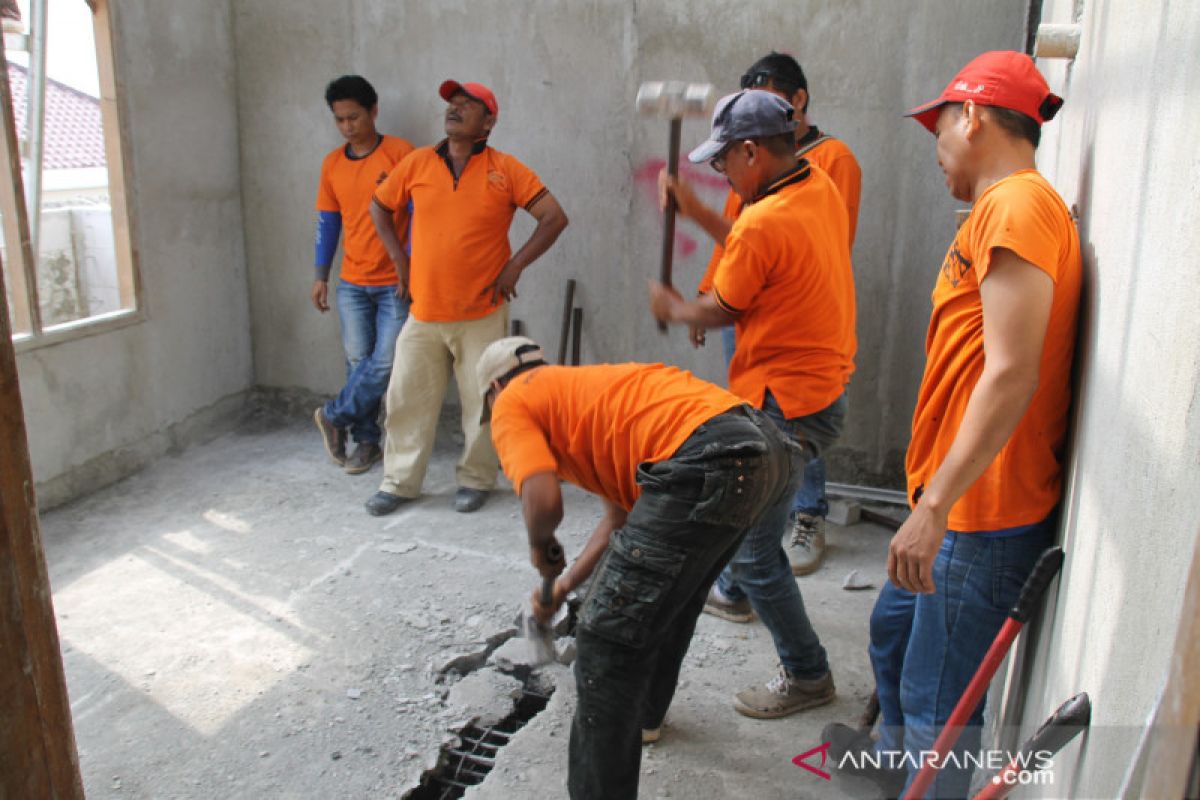 Pemkot Jakarta Selatan tertibkan bangunan salahi IMB di Pondok Labu