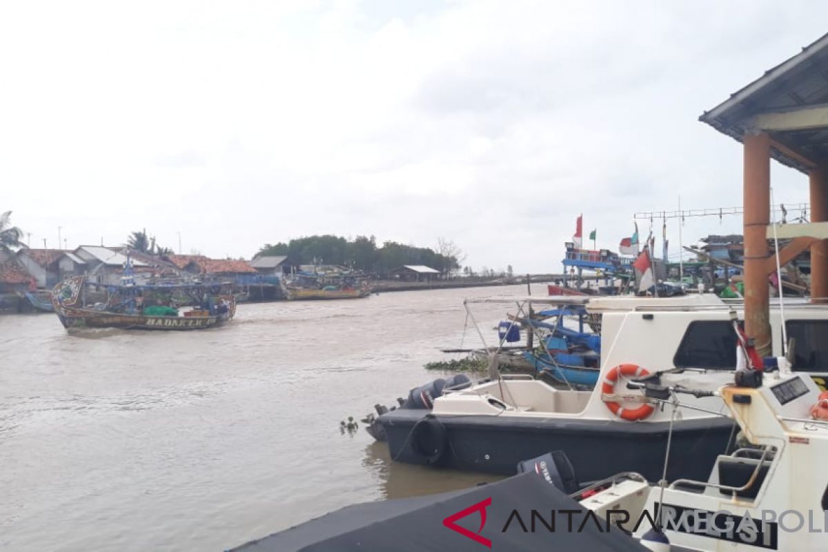 Kapal terbalik, empat nelayan Indramayu hilang di perairan Karawang