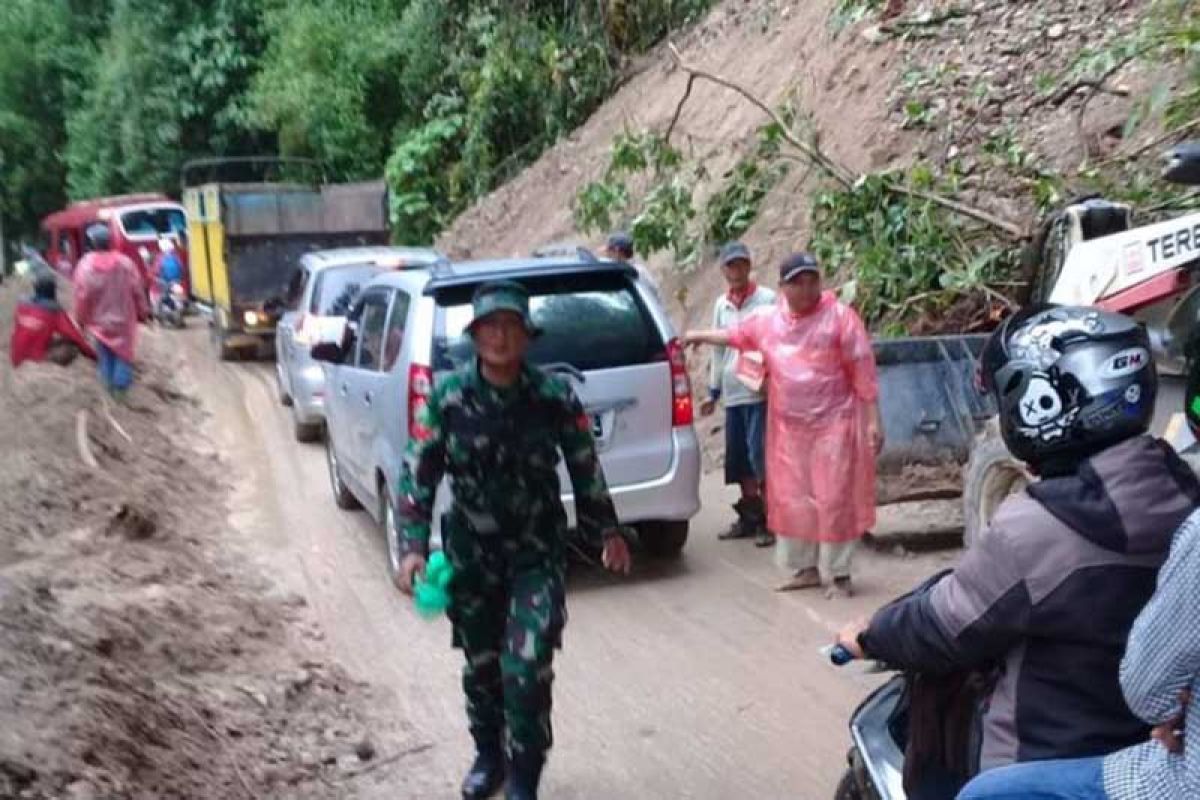 Personel Kodim Lahat bantu bersihkan tanah longsor