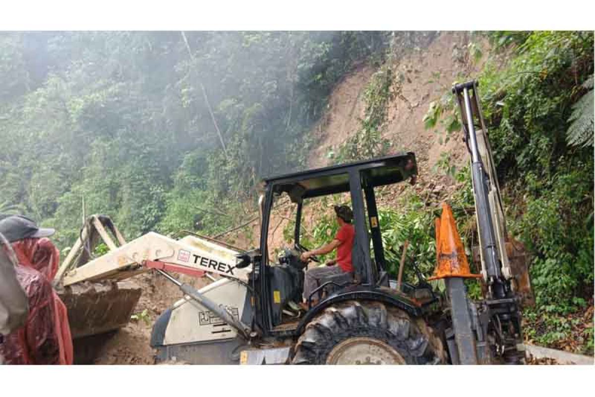 Jalan Tanjung Sakti lahat tertutup longsor
