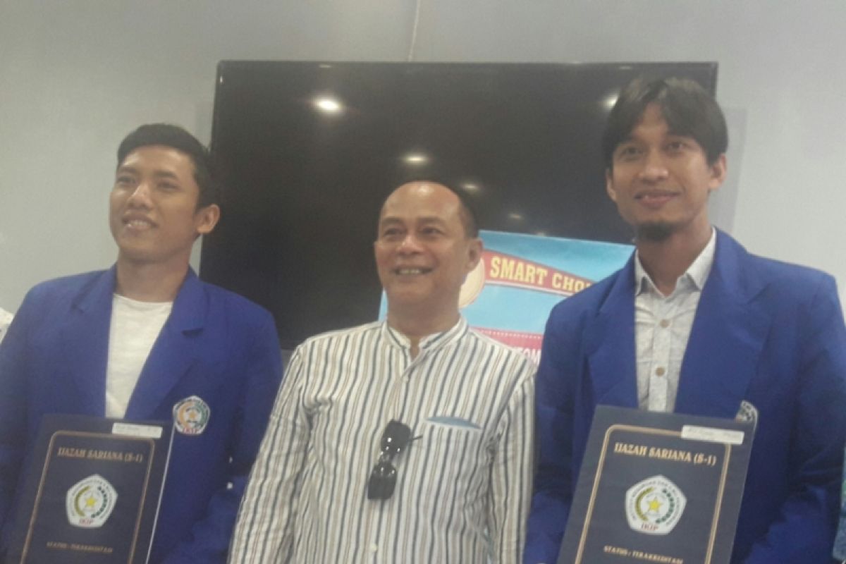 Bustomi-Arif Suyono Sandang Gelar Sarjana Pendidikan 