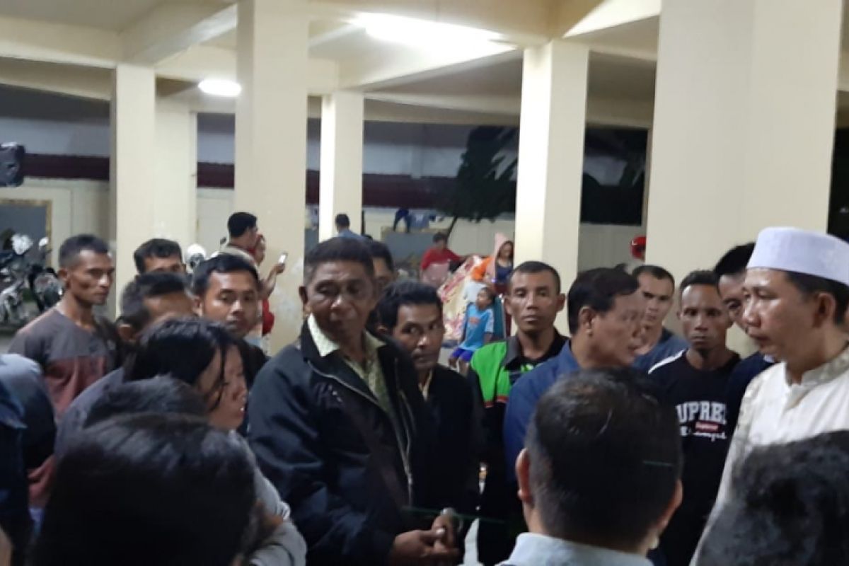 Ratusan karyawan PT BAK tidur di gedung DPRD