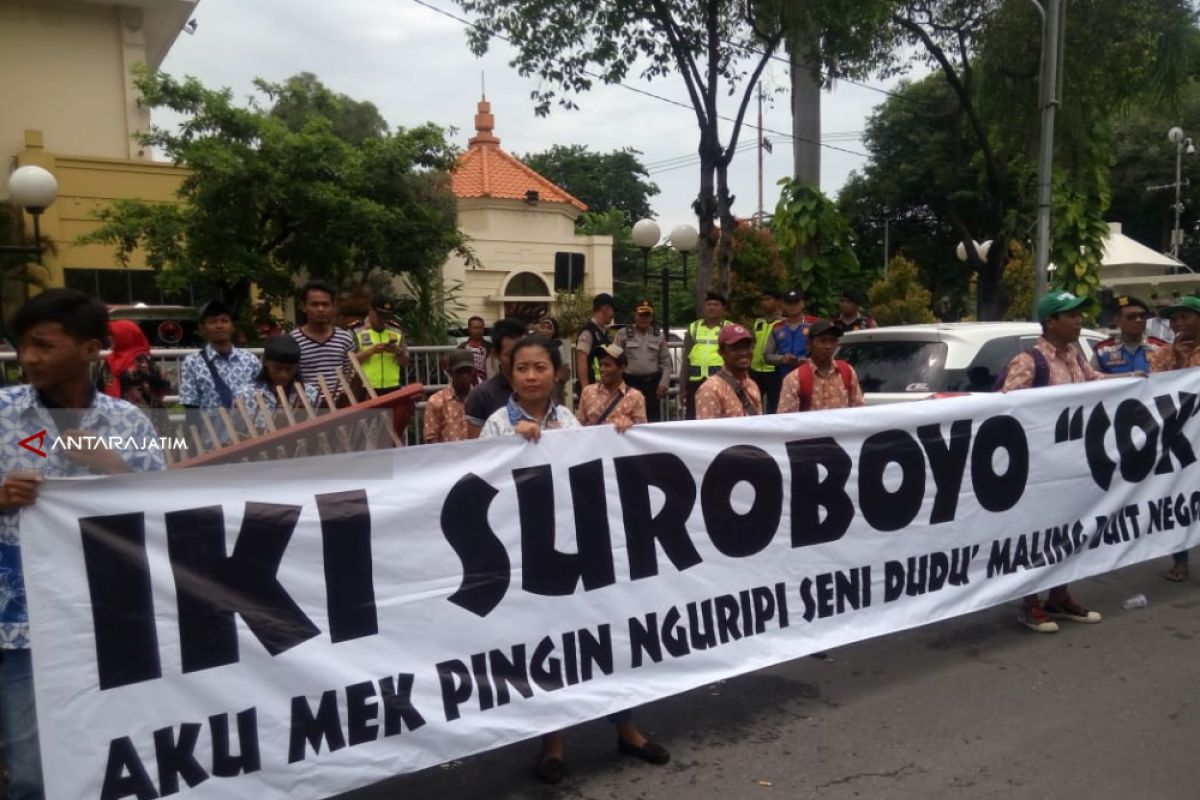 Pegiat Seni Jalanan di Surabaya Demo RUU Permusikan