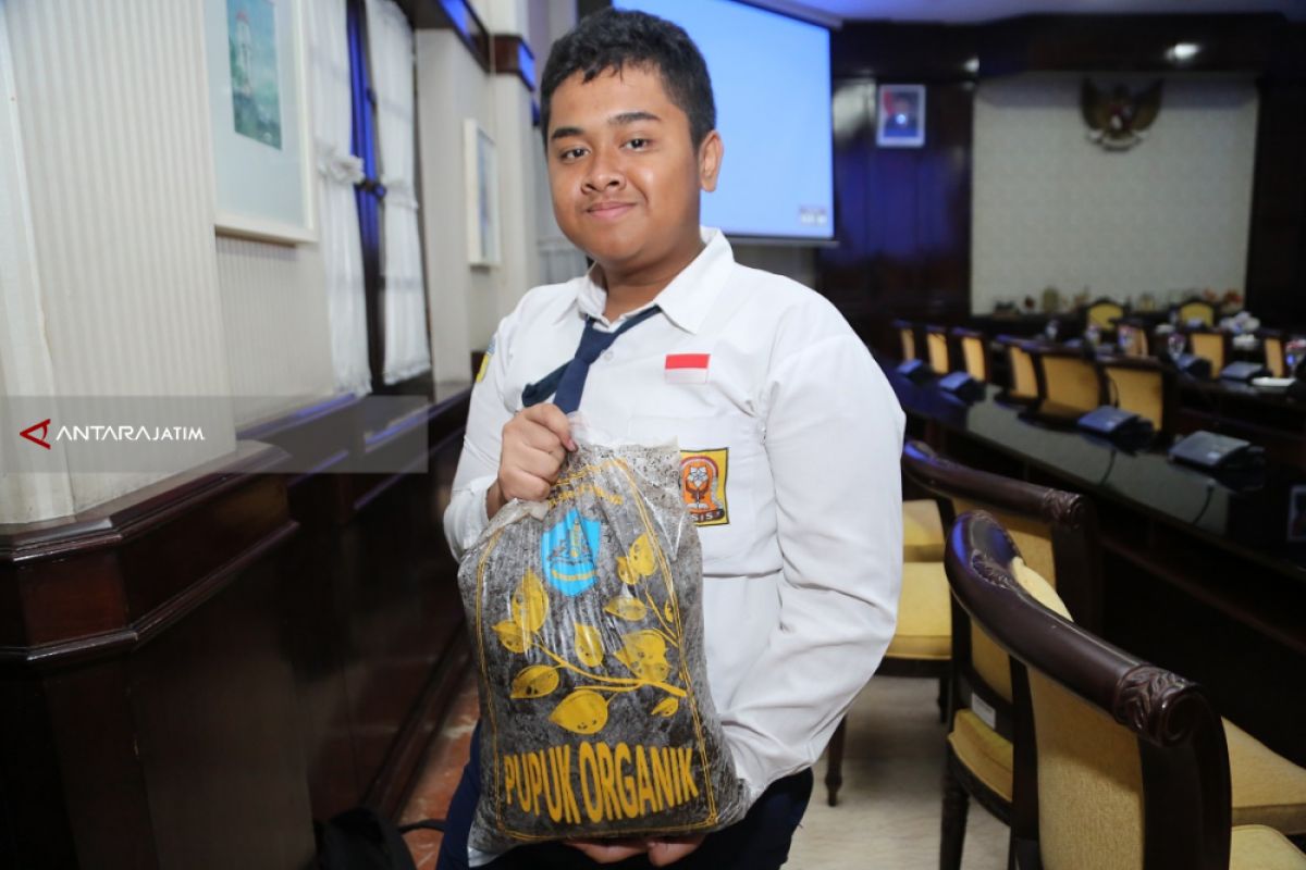 Pelajar SMPN 23 Surabaya Berhasil Ubah Sampah Popok Bekas Jadi Pupuk