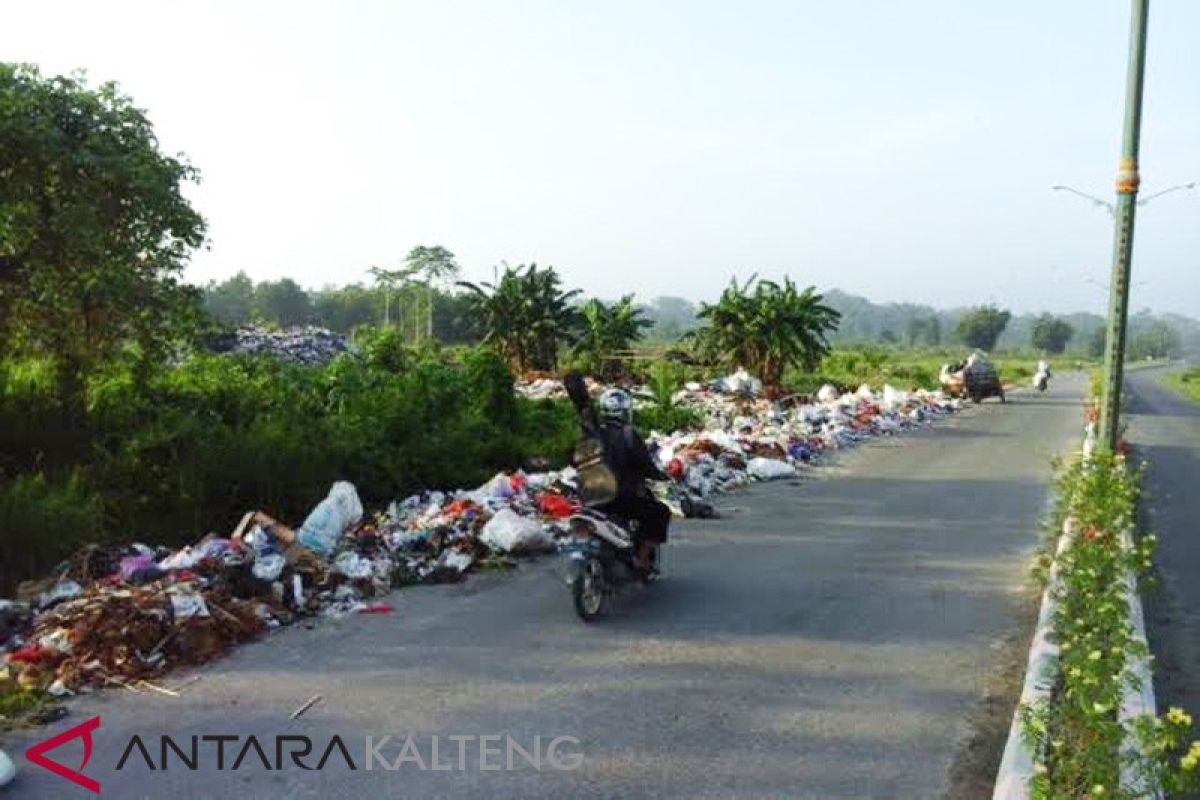 12 kali dapat Adipura, sampah tetap berserakan di jalan raya Kotawaringin Barat