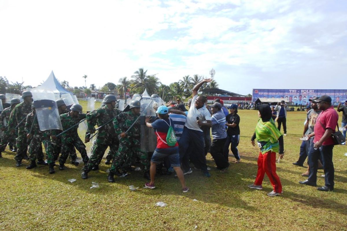 Aparat gabungan TNI-Polri gelar simulasi kerusuhan pemilu