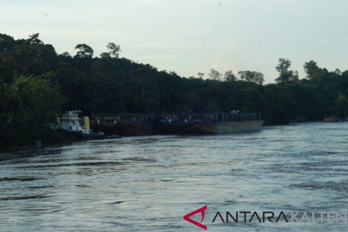 Debit Sungai Barito naik, tongkang dilarang melintasi jembatan KH Hasan Basri