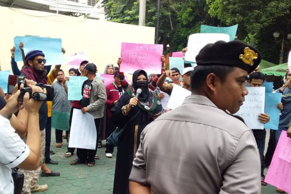 Demo warga di PN Tebing Tinggi terkait kasus bandar narkoba