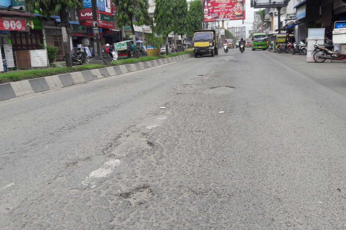 Jalan utama lintas Sumatera menuju Aceh banyak lubang