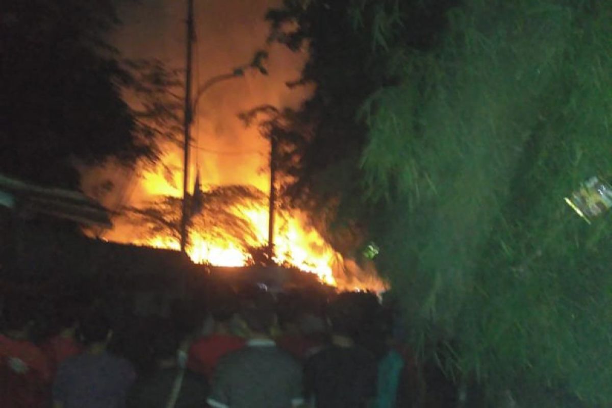 Hubungan arus pendek hanguskan lima rumah di Kalideres