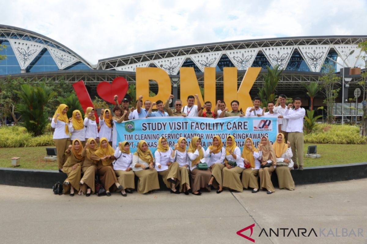 Petugas kebersihan Singkawang kunjungi Bandara Supadio