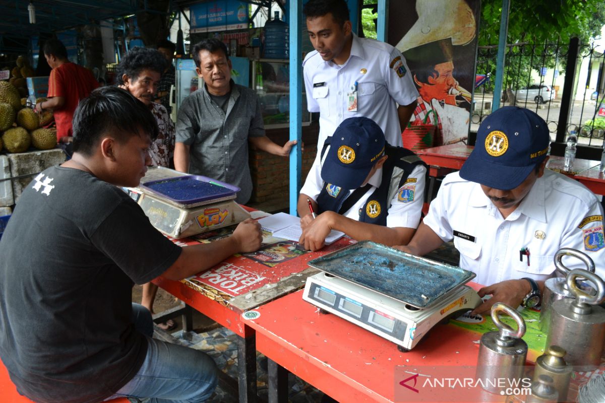 Dinas KUMKP tera ulang timbangan pedagang duren di Kalibata