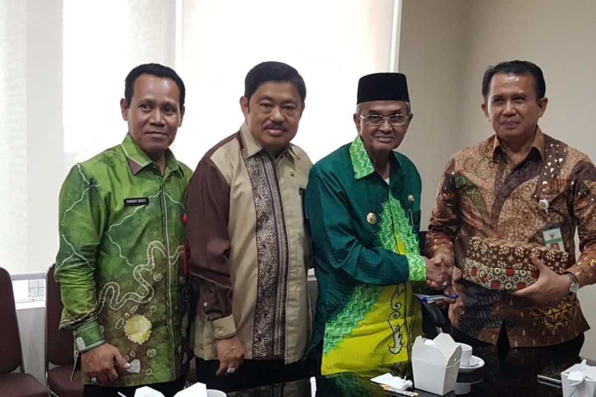 Regent Banjar discourses rubber trees rejuvenation