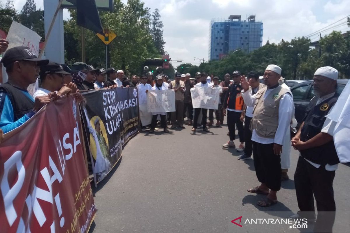 Massa aksi bela ulama doa bersama di depan Mapolres