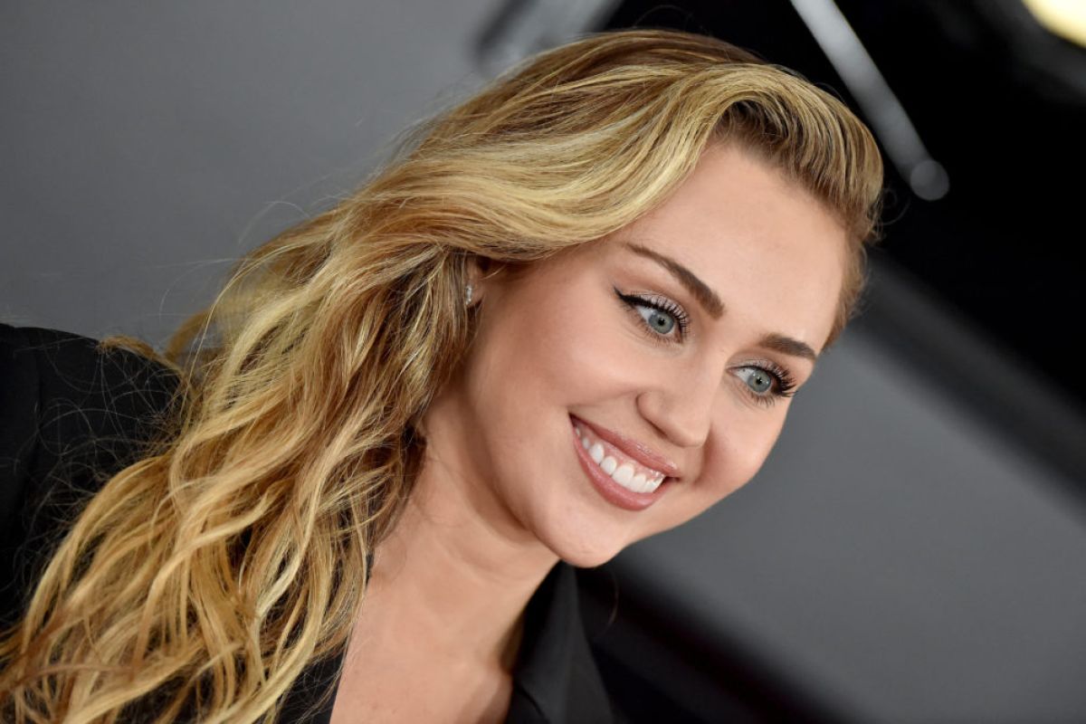 Miley Cyrus wakili Liam di penayangan perdana "isn't it romanatic"