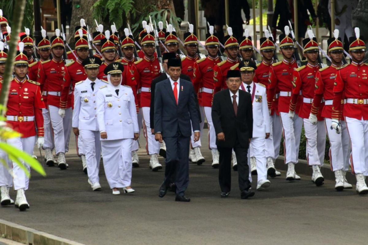 Jokowi Perintahkan Khofifah-Emil Kerja Cepat Tancap Gas (Video)